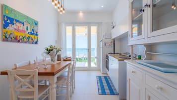 Frigorifero, microonde, forno, piano cottura