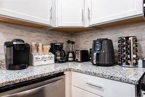 冰箱、微波炉、烤箱、炉灶