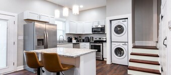 Remodeled House for 8 w/Backyard/BBQ/nr Shops/Bars