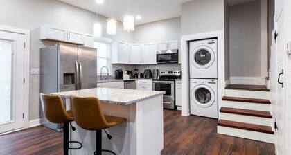 Remodeled House for 8 w/Backyard/BBQ/nr Shops/Bars