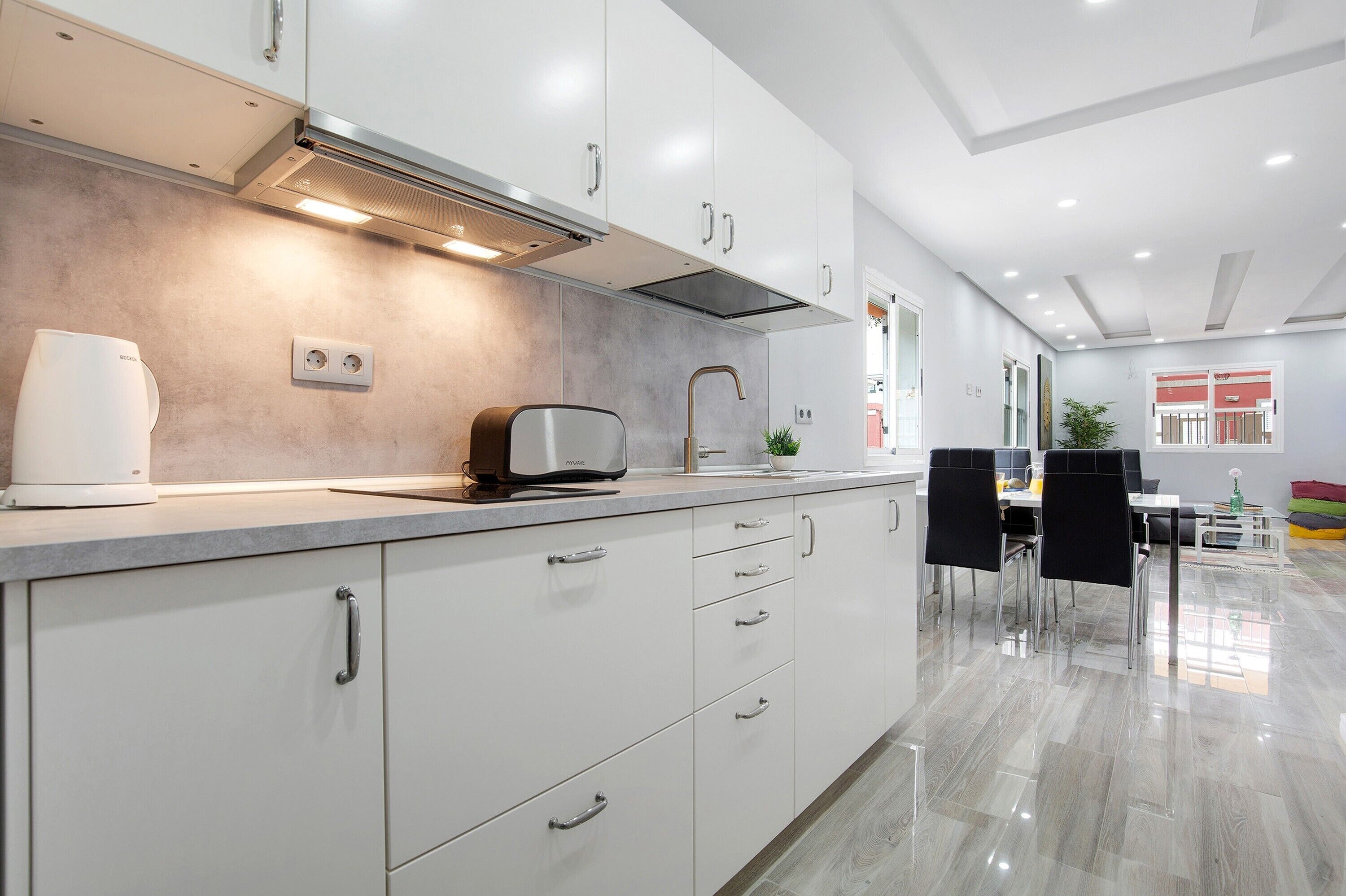 Refrigerador, microondas, parrilla de estufa y cafetera y tetera 