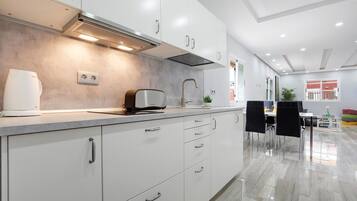 Refrigerador, microondas, parrilla de estufa y cafetera y tetera