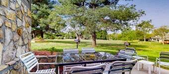 Dog-friendly studio with fitness room & game room - walk to the lake