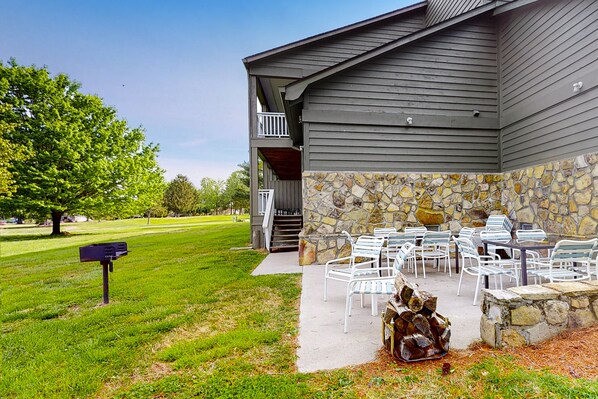 Outdoor dining - Dog-friendly studio with fitness room & game room - walk to the lake (Baneberry)