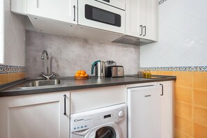 Fridge, microwave, stovetop, coffee/tea maker - Vacation Apartment 'Casa Hilaria' with Shared Terrace and Wi-Fi (Garachico)