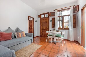 TV - Vacation Apartment 'Casa Hilaria' with Shared Terrace and Wi-Fi (Garachico)