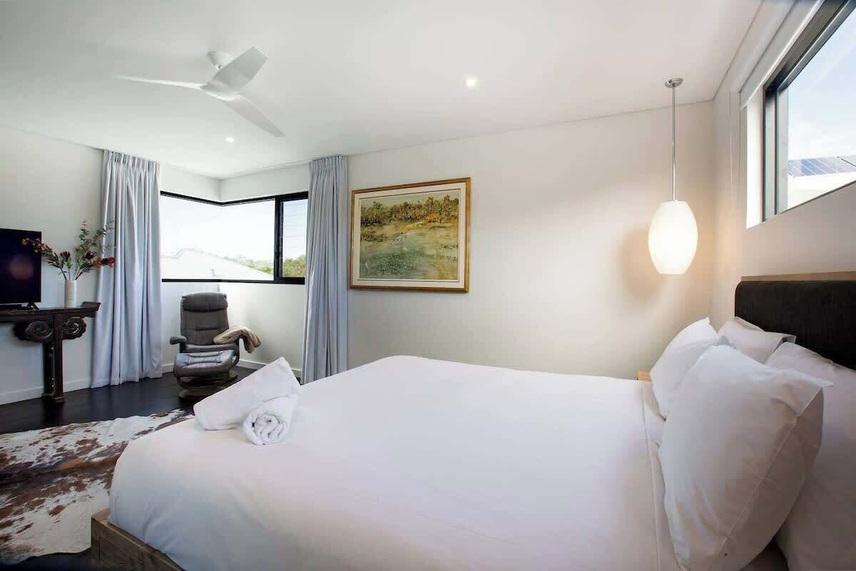 4 bedrooms, iron/ironing board, WiFi, bed sheets