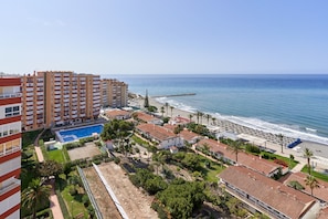 Een kusthotel met zwembad, toegang tot het strand en uitzicht op zee.