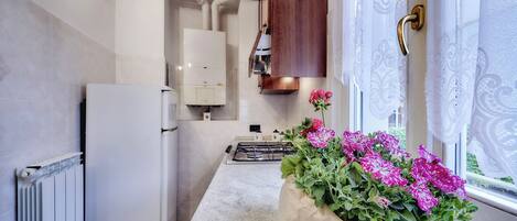 Refrigerador, parrilla de estufa, periquera y utensilios de cocina