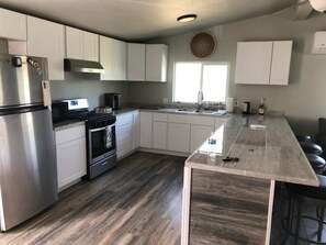 Kjøleskap, mikrobølgeovn, ovn og kokeplater