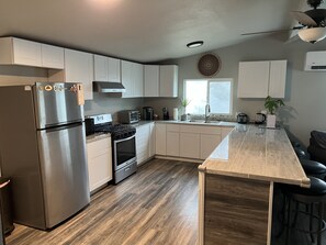 Een koelkast, een microgolfoven, een oven, een kookplaat