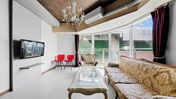 Luxury Apartment | 2 bedrooms, blackout drapes, iron/ironing board, WiFi (free)