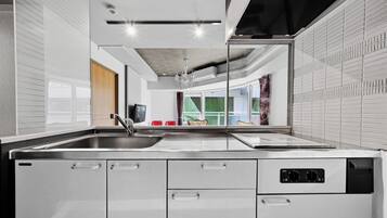 Luxury Apartment | 2 bedrooms, blackout drapes, iron/ironing board, WiFi (free)