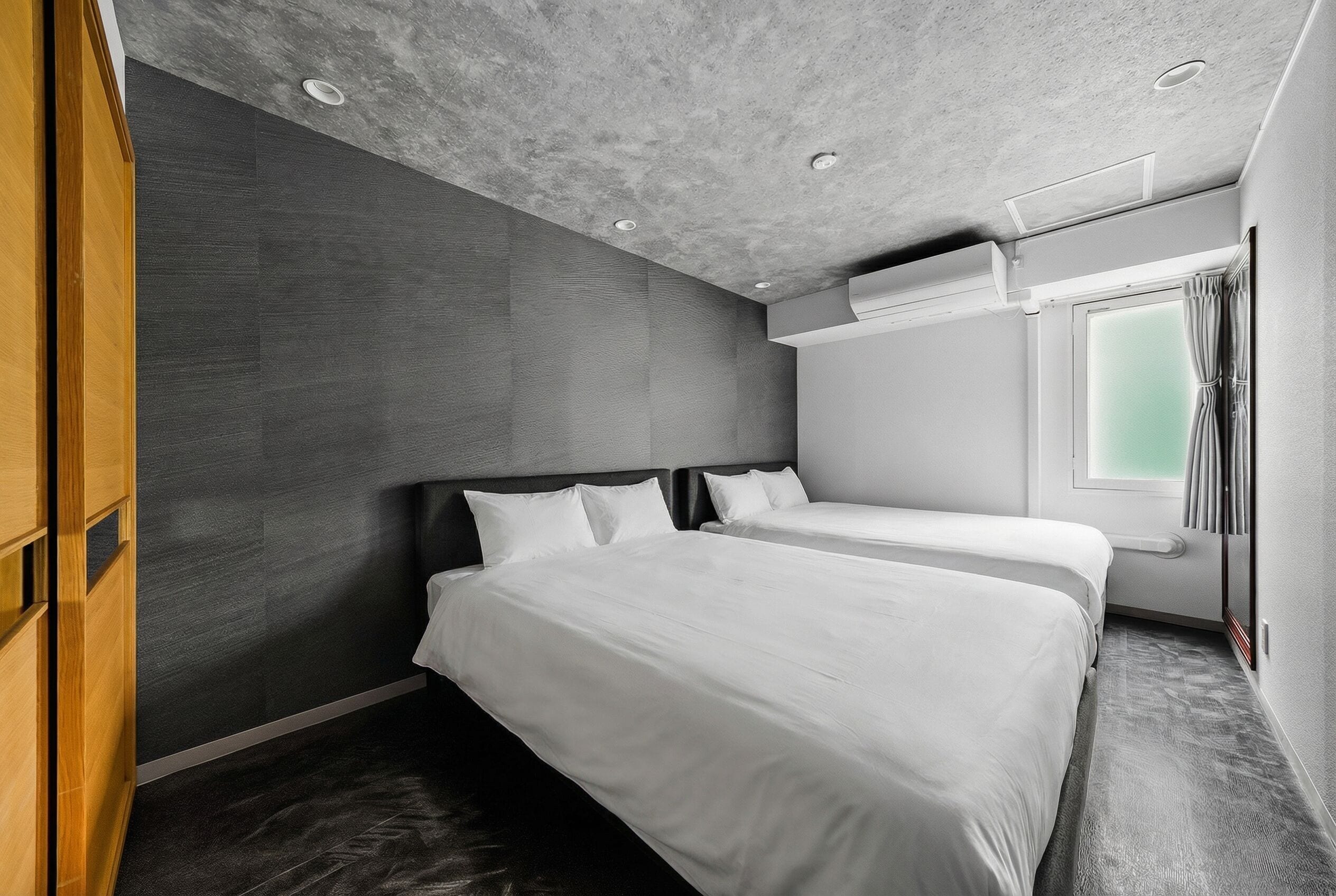 2 habitaciones, cortinas blackout y tabla de planchar con plancha 