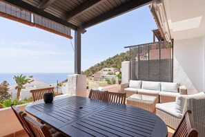 Outdoor dining - Holiday Home "Paradiso Tropical" with Sea View, Shared Pool & Wi-Fi (La Herradura (Almunecar))