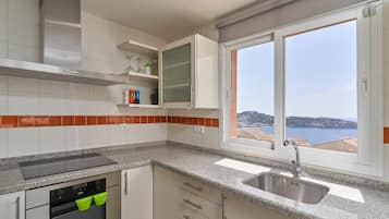 Kylskåp, mikrovågsugn, ugn och spishäll