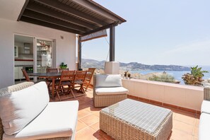 Outdoor dining - Holiday Home "Paradiso Tropical" with Sea View, Shared Pool & Wi-Fi (La Herradura (Almunecar))