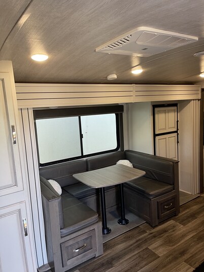 Cozy RV 1Bedroom With Cali King bed, Double bunk beds, 1Bath, Private