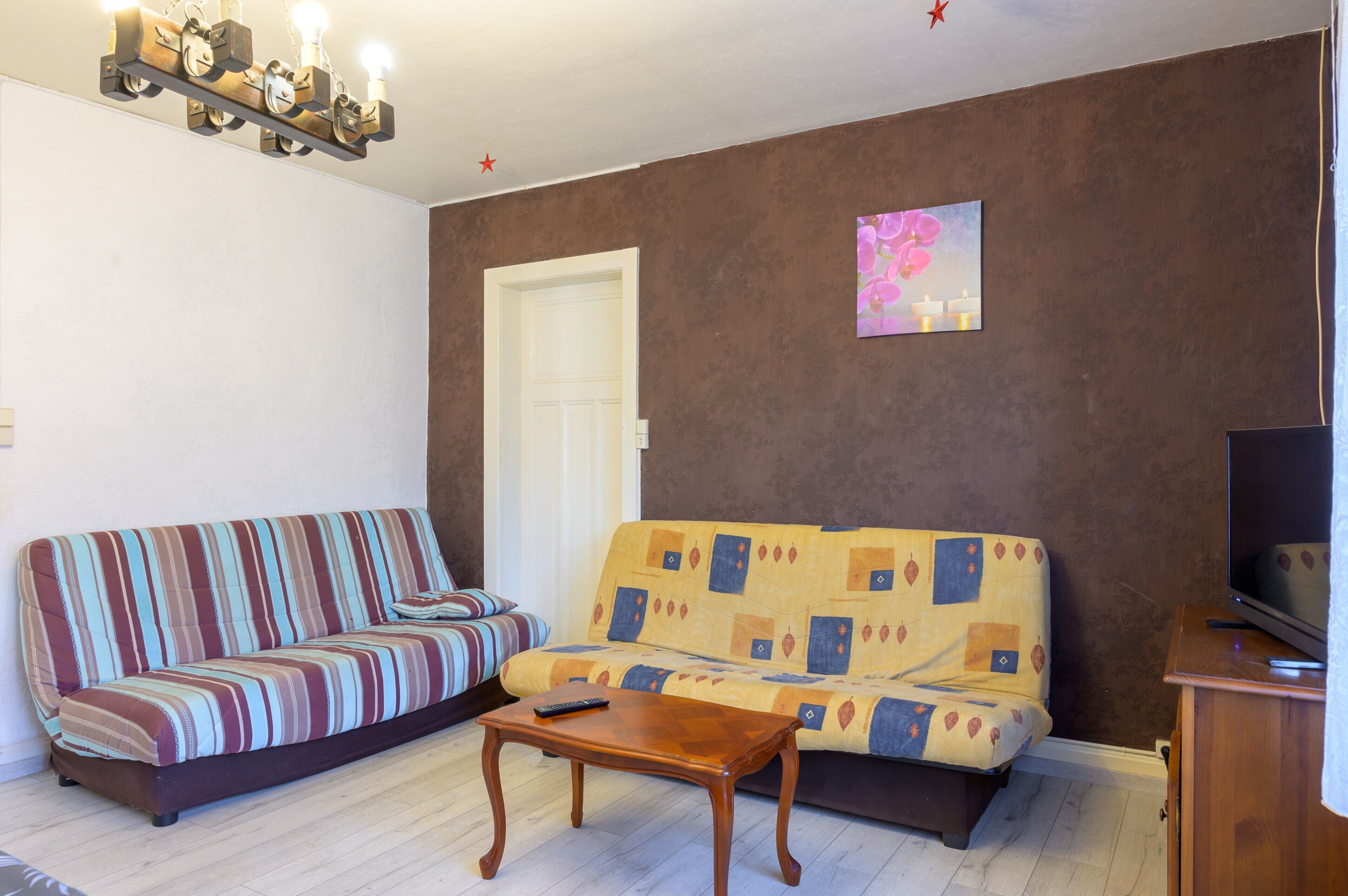 Een televisie, een dvd-speler en een stereo