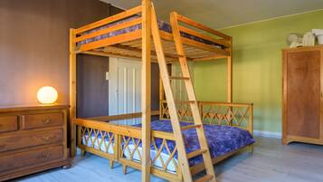 3 habitaciones y tabla de planchar con plancha