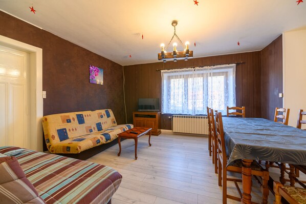 TV, DVD-spiller og stereoanlegg