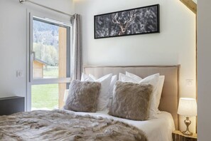 3 habitaciones, tabla de planchar con plancha y cuna de viaje 