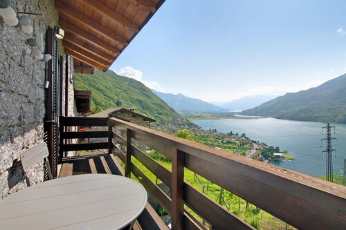 Ferienhaus 'Borgo Vico' mit Seeblick, privater Terrasse und WLAN