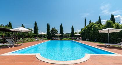 Farmhouse "Officina" with Shared Pool, Private Terrace & Wi-Fi