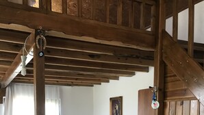 Ein Holzinnenraum mit einer Couch, einem kleinen Tisch und einem Schrank.