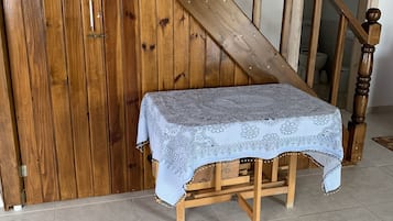家庭村舍 | 起居区 | 50-英寸等离子电视(配备卫星频道)