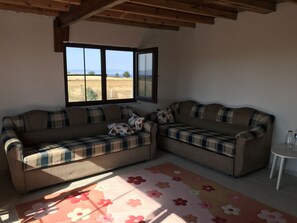 Family Cottage | Premium bedding, blackout drapes, soundproofing, free rollaway beds - Kublay's (Gallipoli)