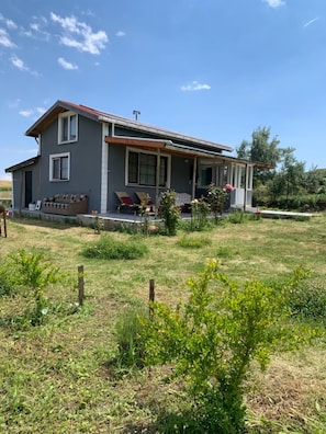 Vista frontal de la propiedad