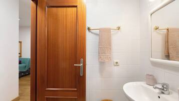 Baignoire, sĂšche-cheveux, serviettes fournies