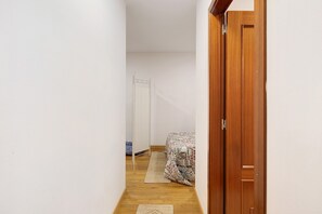 1 slaapkamer, een strijkplank/strijkijzer, gratis wifi, beddengoed