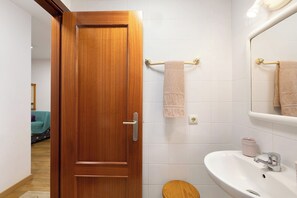 Badekar, hårtørrer, håndklæder