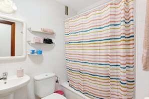 Bathtub, hair dryer, towels - Holiday Apartment "Piso Tazacorte" (TAZACORTE)