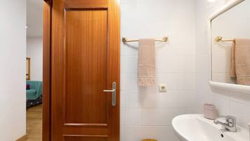 Bañera, secador de pelo, toallas