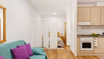 1 habitación, tabla de planchar con plancha, wifi gratis y ropa de cama