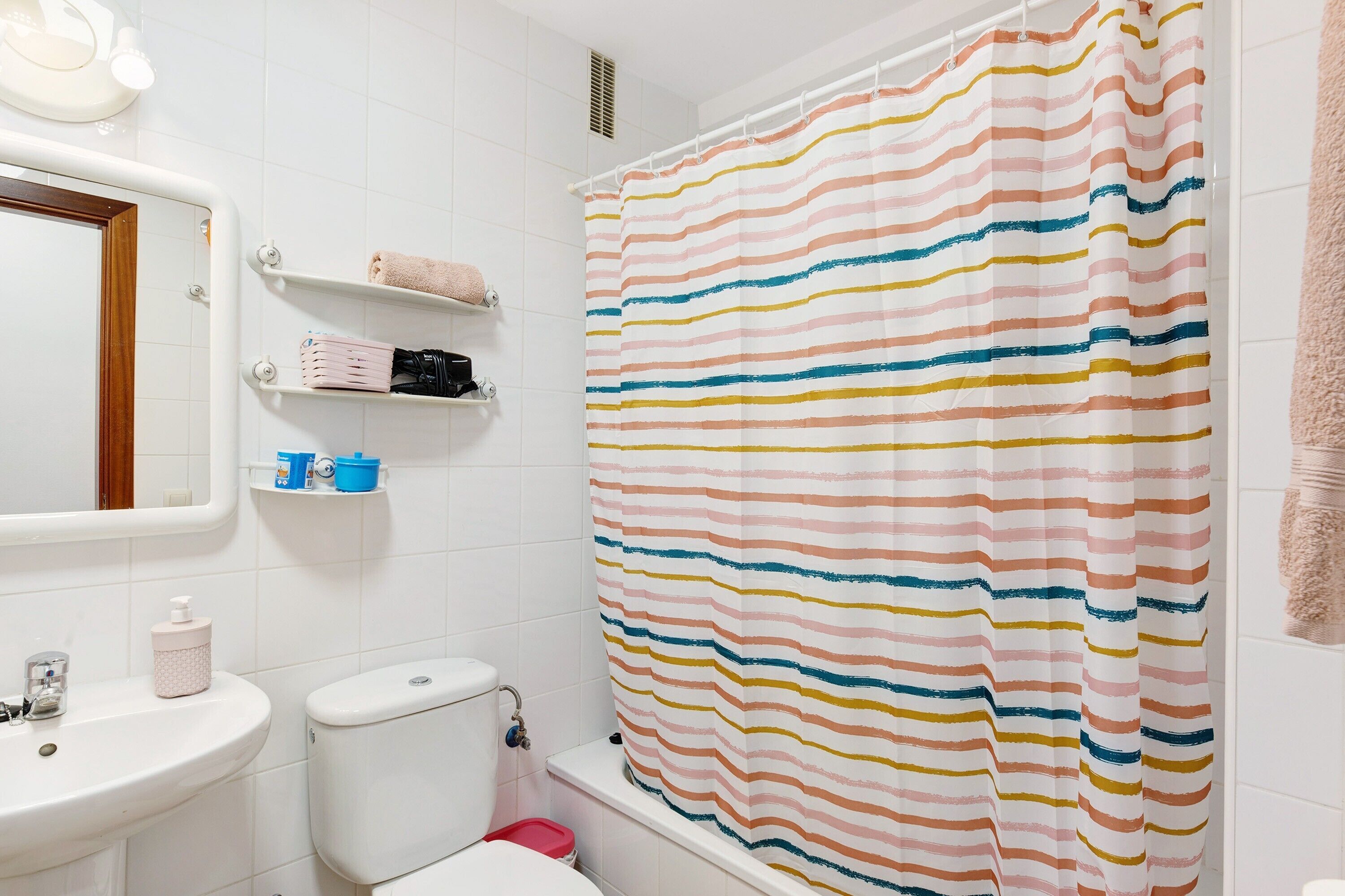 Badewanne, Haartrockner, Handtücher