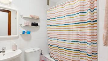 Badewanne, Haartrockner, Handtücher