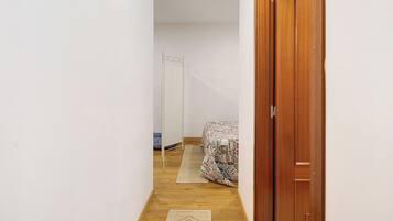 1 slaapkamer, een strijkplank/strijkijzer, gratis wifi, beddengoed