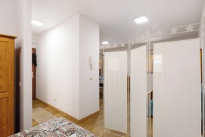 1 habitación, tabla de planchar con plancha, wifi gratis y ropa de cama