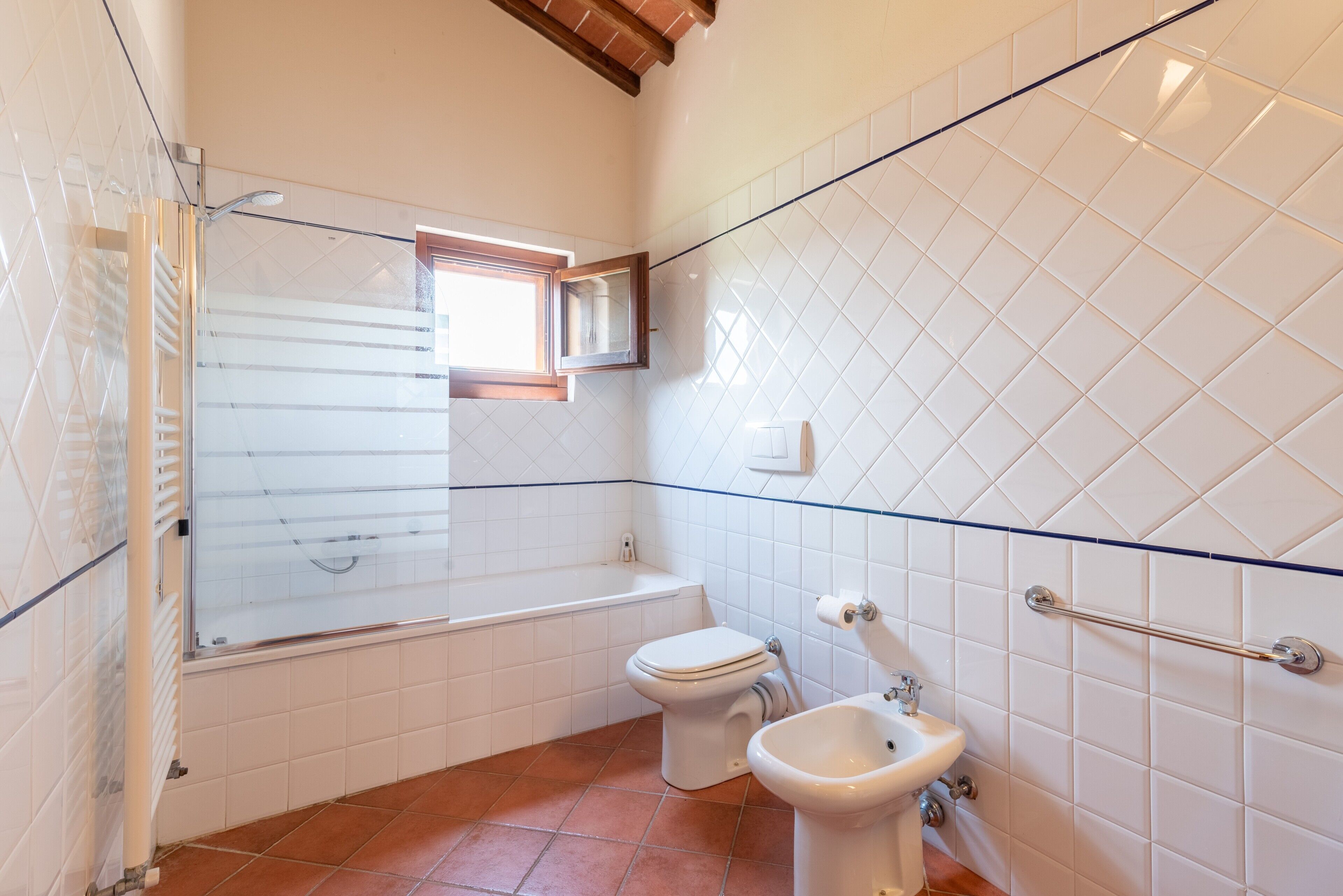 Un baño con bañera, inodoro y bidé.