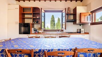 Frigorifero, piano cottura, macchina per tè/caffè