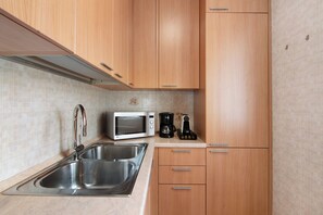 Fridge, microwave, oven, stovetop - Casa Enea with private garden and mini pool (Colico)