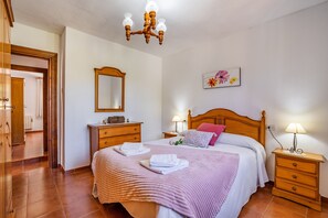 2 chambres, fer et planche à repasser, Wi-Fi gratuit, draps fournis