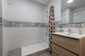 Een douche, een haardroger, handdoeken