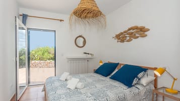 6 bedrooms, iron/ironing board, free WiFi, bed sheets