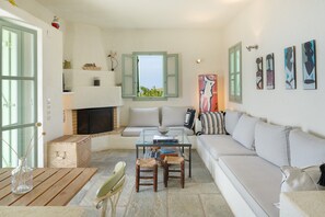 Televisión, chimenea y estéreo 