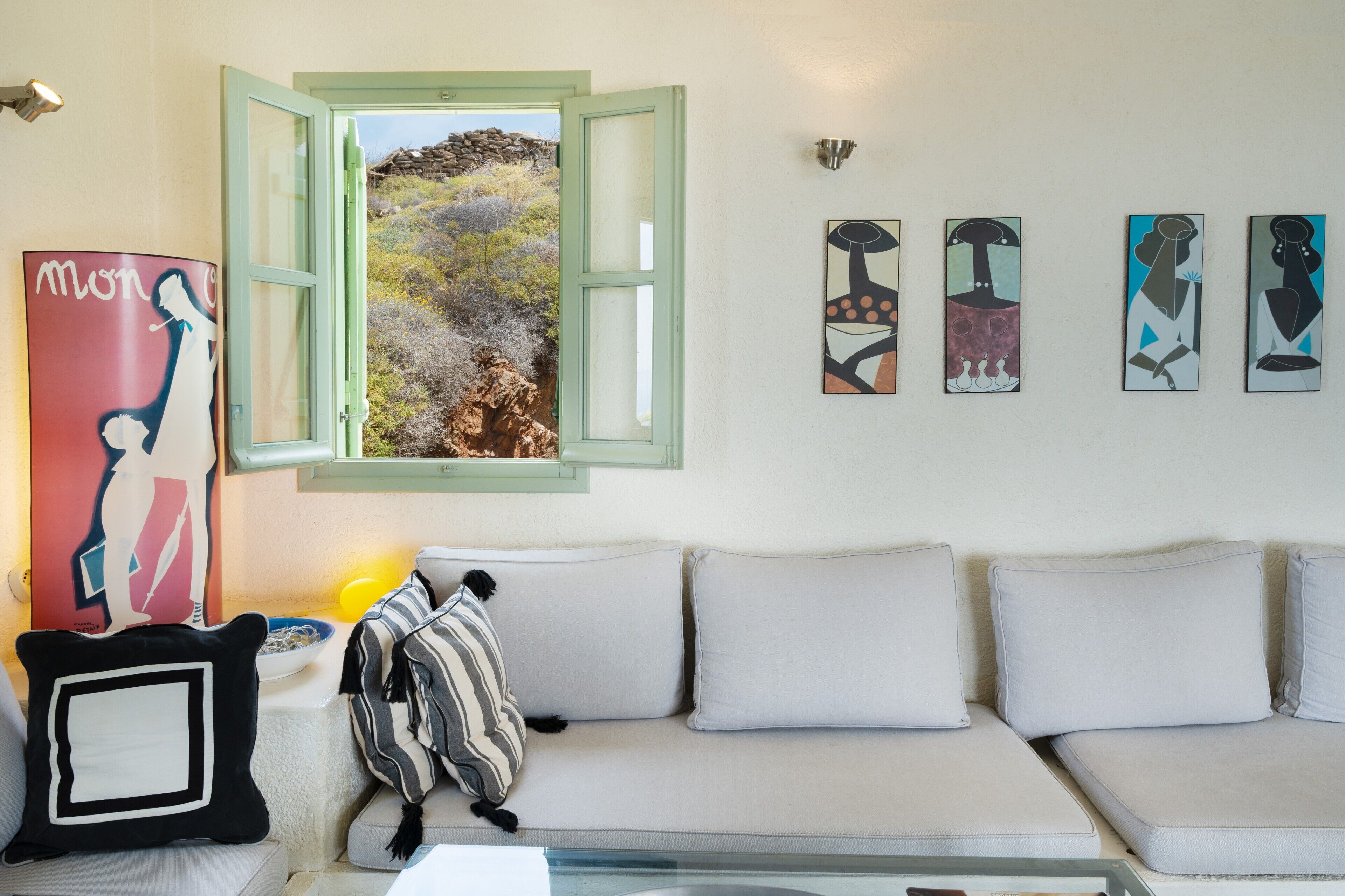 Télévision, cheminée, chaîne hi-fi